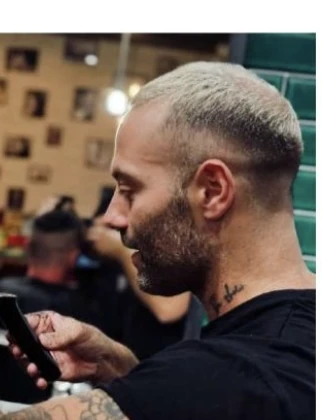 Federico Renzi in barberia